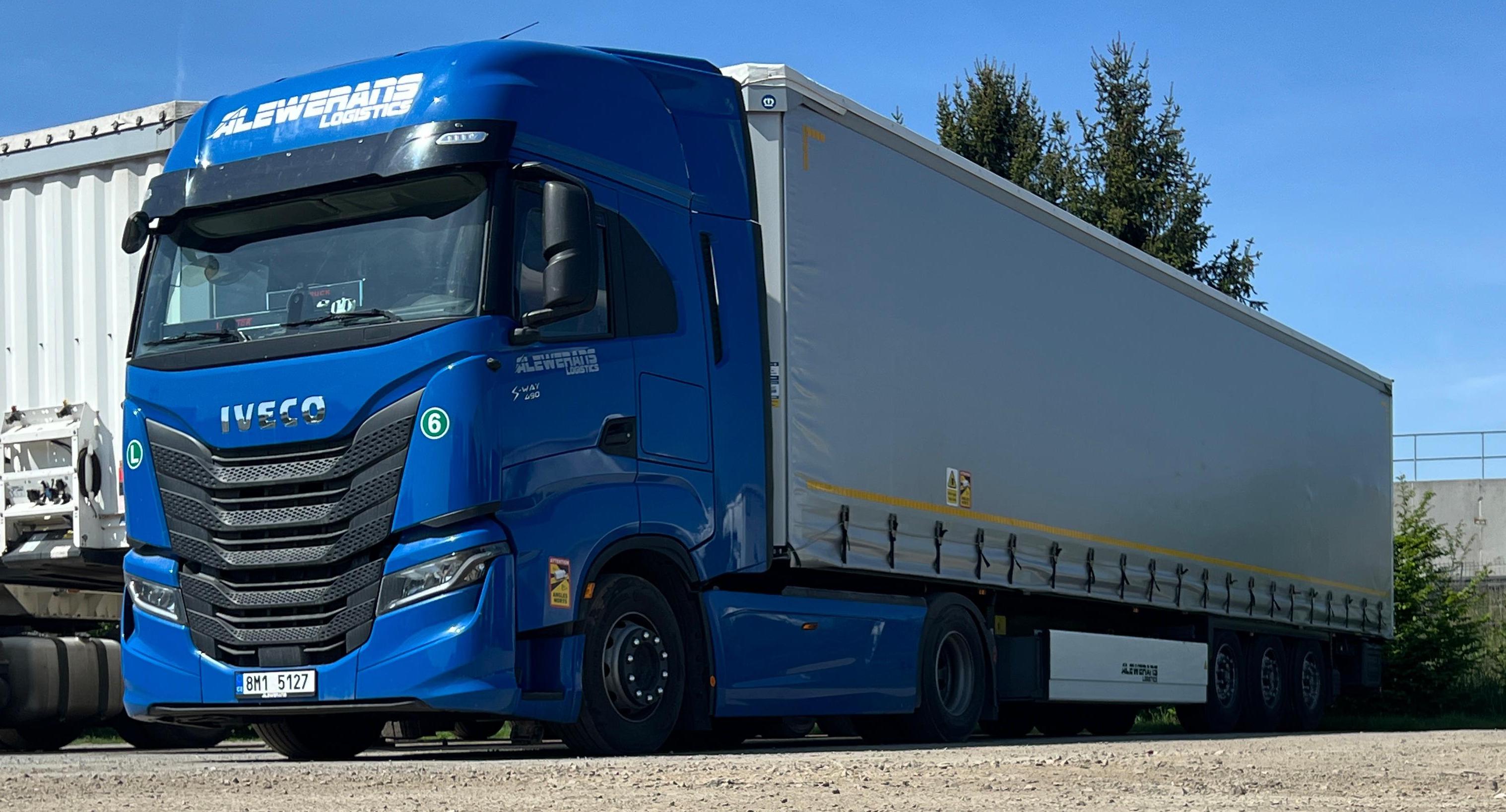 Vozidlo IVECO S-WAY 490 + KRONE Tautliner